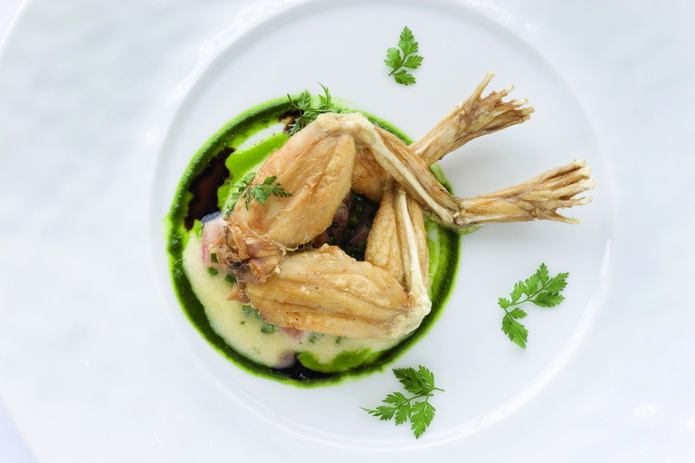 Froschschenkel »nach Papas Art« zubereitet: paniert, in Knoblauchbutter, verfeinert mit Petersilie und Röstzwiebeln. 
