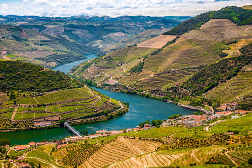 Der mäandernde Douro, 
der das Tal über Jahrtausende formte, setzt der beeindruckenden Szenerie die Krone auf. 