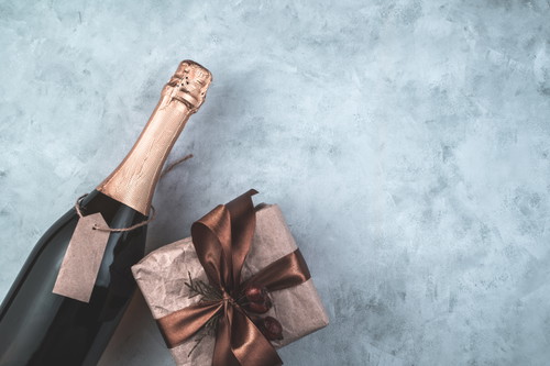 Eine Flasche Wein oder Schachtel Schokolade sind immer ein gutes Geschenk.