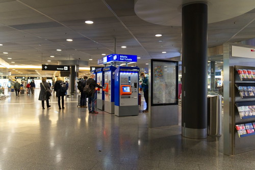 Das mühsame Bedienen eines Billetautomats ist mit einem Swiss Air Rail Ticket nicht mehr nötig.