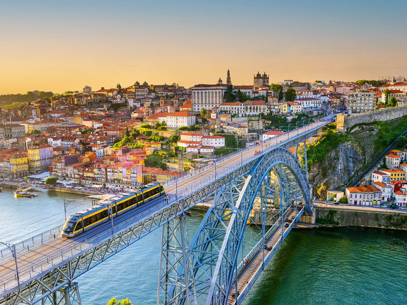 Als eine der sechs Brücken der Stadt verbindet die Ponte Dom Luis I. Portos Altstadtviertel Ribeira mit der gegenüberliegenden Stadt Vila Nova de Gaia.