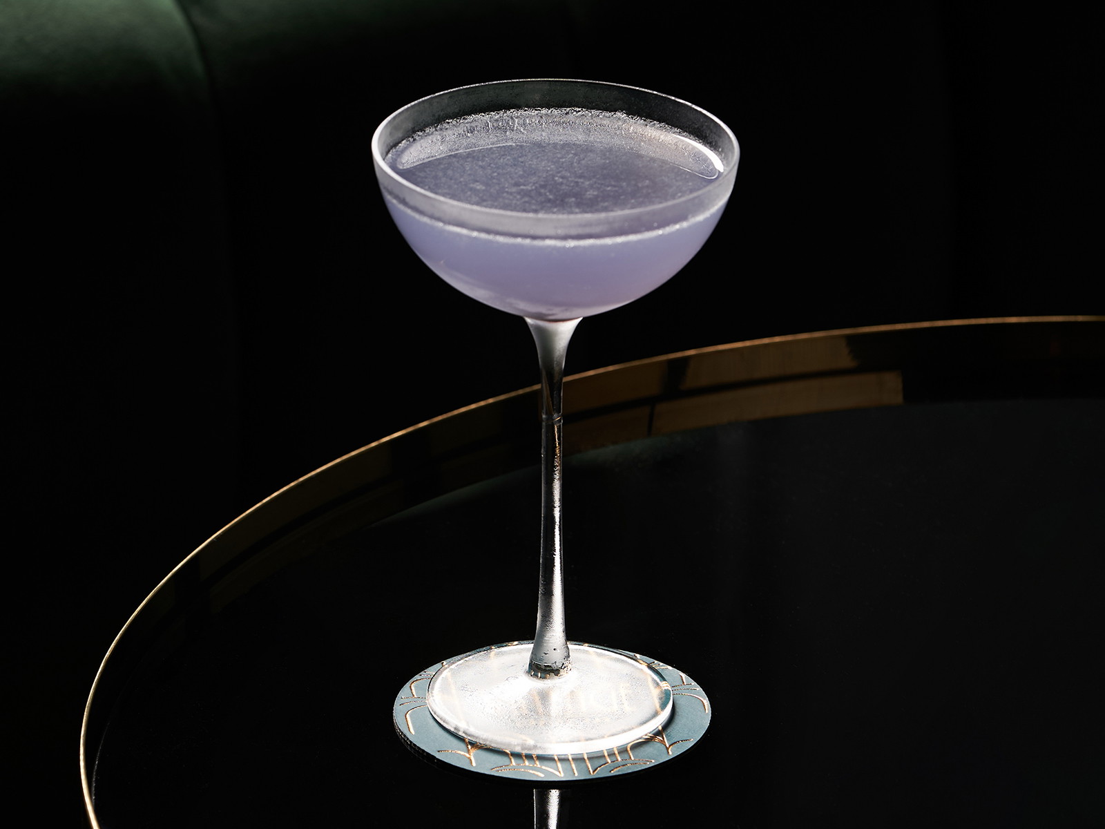 In seiner klassischen Form holt er den Himmel ins Glas: der »Aviation« Cocktail
