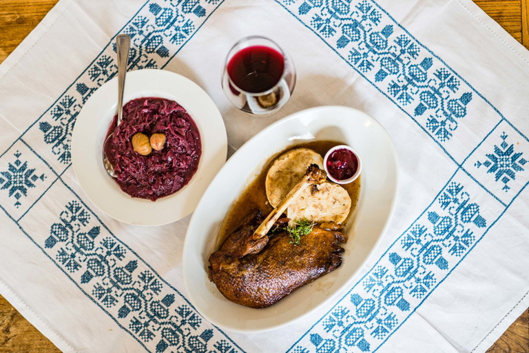 Die Gans hat im Burgenland eine Lange geschichte. Dann wurde es still um sie – mittlerweile ist das Tier zurück. zur Freude der Gourmets. 