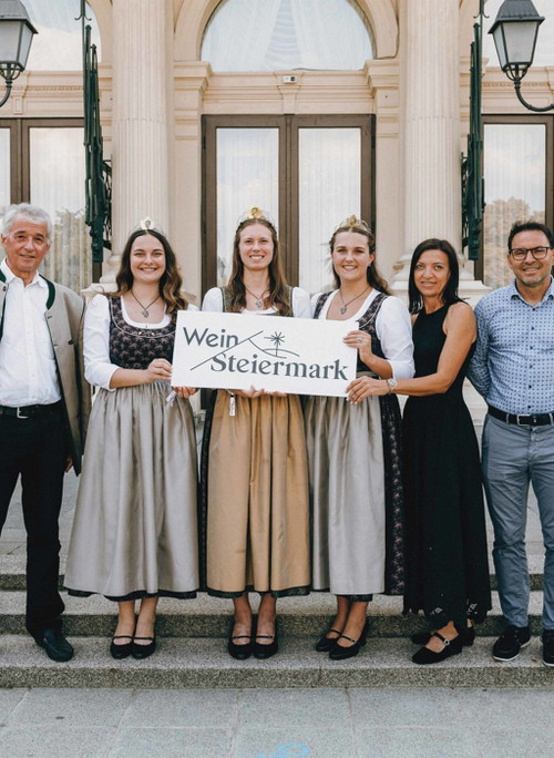 Ing. Werner Luttenberger, GF Wein Steiermark; Weinhoheiten Antonia Hiebaum, Magdalena Niederl &amp; Lea Kneißl, Andrea Jöbstl-Prattes, Leitung Marketing Wein Steiermark und Stefan Potzinger, Obmann Wein Steiermark bei der Präsentation der steirischen Riedenweine 2024 im Wiener Kursalon Hübner.
