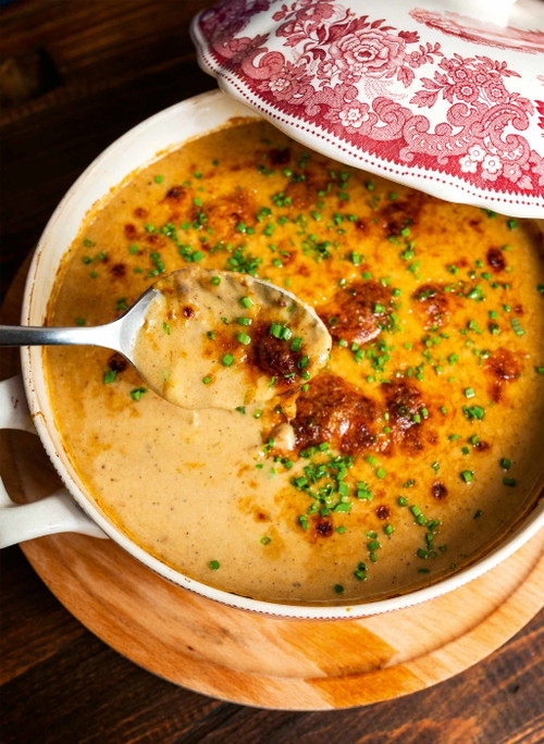 Überbackene Zwiebelsuppe mit Kümmel.
