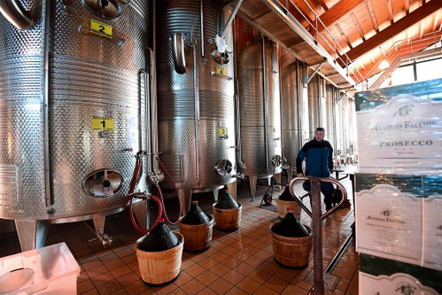 Die Herstellung von Prosecco erfolgt mittels  Metodo Martinotti (Charmat) in großen Drucktanks aus Edelstahl.  