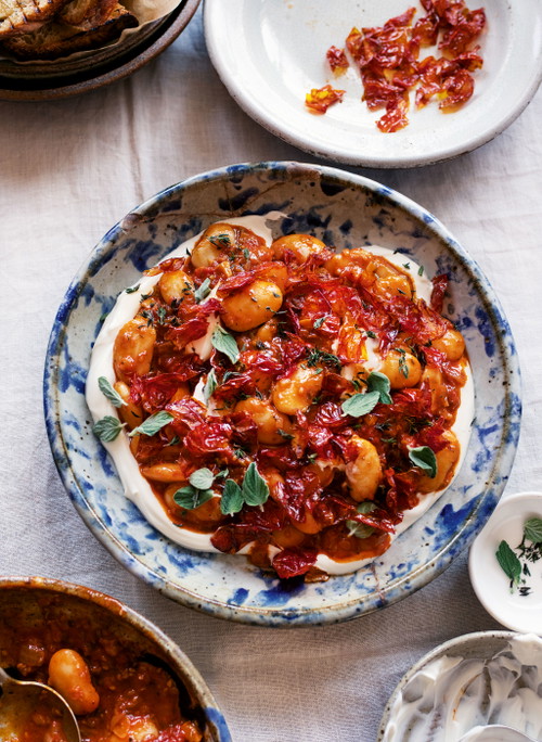 Weiße Riesenbohnen mit gerösteten Kirschtomaten.
