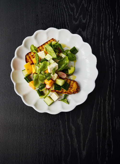 Mangosalat mit Feta und Maisbrot. 