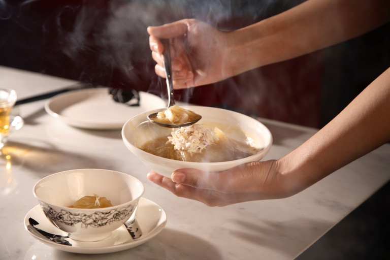 In China gilt die Haifischflossensuppe als Delikatesse – obwohl die Flosse selbst kaum Geschmack hat. Dennoch enden jedes Jahr rund 70 Millionen Haie als Suppeneinlage.