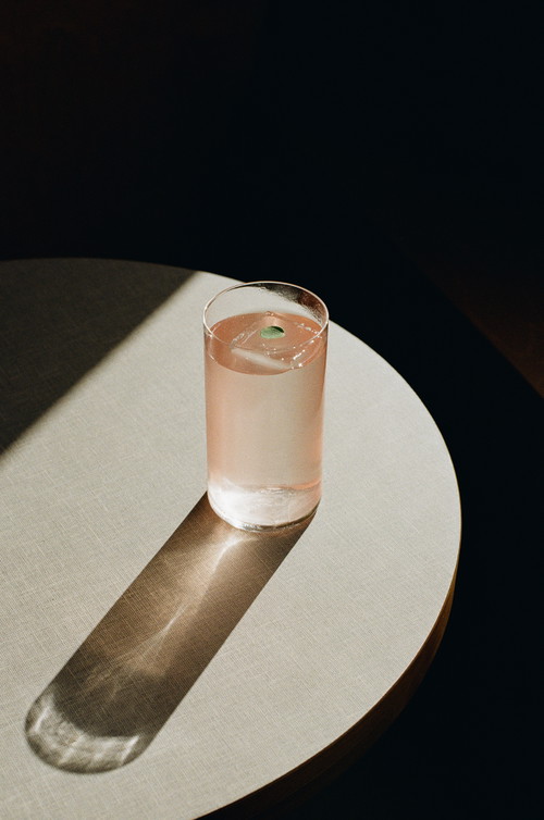 «Ora for Paloma»: Altos Tequila, Beu Mezcal, geklärter Rhabarbersaft, destillierter Jasmin-, Chili- und Holunderblütenlikör und CO2.