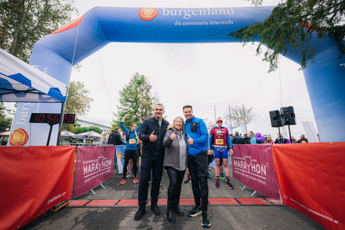 Sportlandesrat Heinrich Dorner, Brigitta Pelzer, Geschäftsführerin des Tourismusverbandes Mittelburgenland-Rosalia und Burgenland Tourismus-Geschäftsführer Didi Tunkel beim Start des 3. Blaufränkischland Marathons.