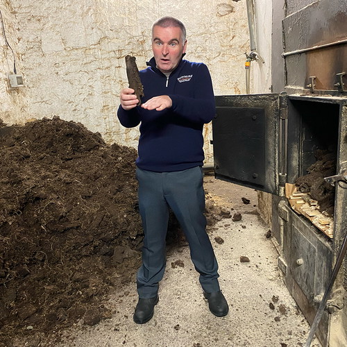 Bei Bowmore nutzt man zum Großteil lokalen Torf von Islay zum Darren der Gerste. 