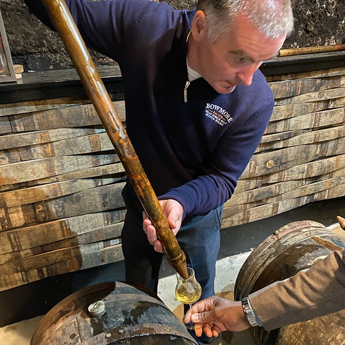 Distillery Manager David Turner bei der Entnahme einer Fassprobe.