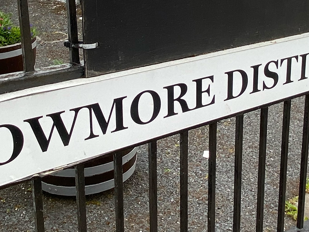 Die Bowmore Distillery auf Islay setzt als einer der letzten Brennereien Malz aus Bodenmälzung ein.