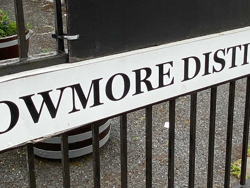 Die Bowmore Distillery auf Islay setzt als einer der letzten Brennereien Malz aus Bodenmälzung ein.