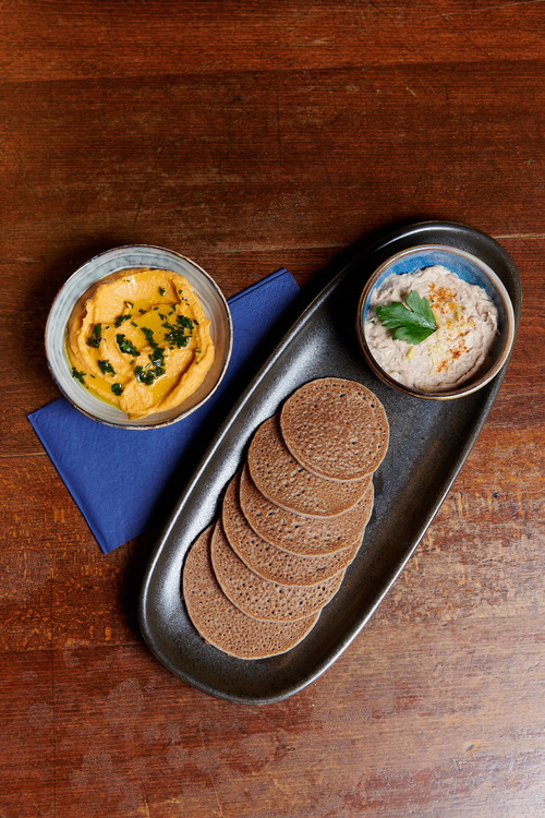Zum Start können Buchweizen-Chips mit hausgemachten Dips bestellt werden.