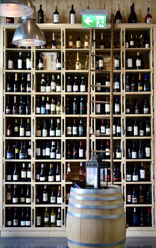 «La Bonne Cave» in Andermatt: Zum fantastischen Wein können Plättli mit lokalem Käse und Fleisch bestellt werden.