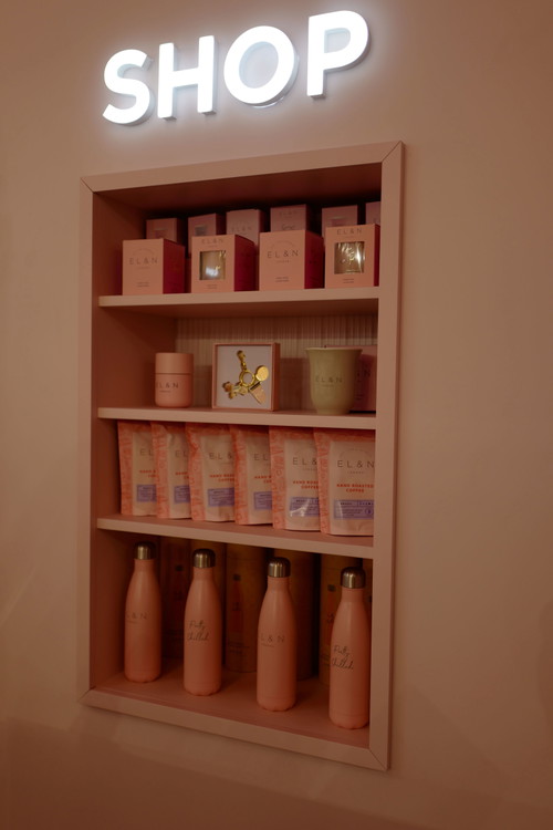 Rosa dominiert: Der kleine Shop im Café »EL&amp;N«.