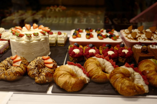 Immer auch für das Auge gebacken sind die Patisserien, aber auch die pikanten Angebote (»Pizzetta Cacio Pepe«) in Wien-Kagran.