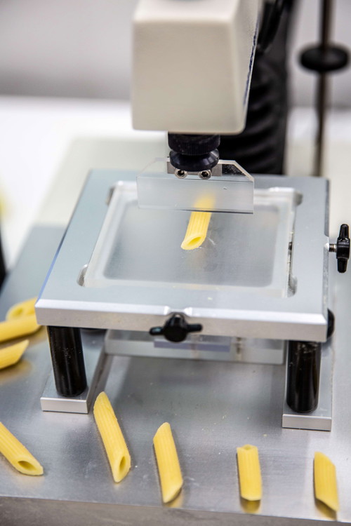 Die Pasta wird getestet, ob sie auch wirklich al dente ist.