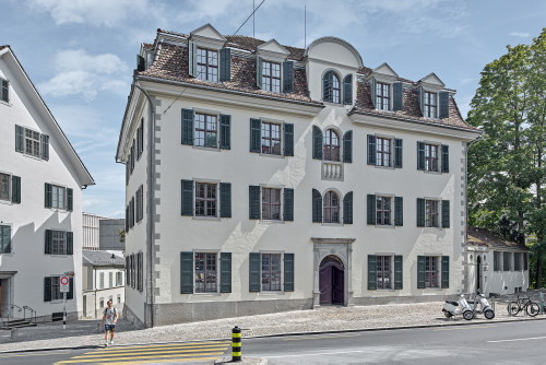 Das barocke Herrschaftshaus von aussen.