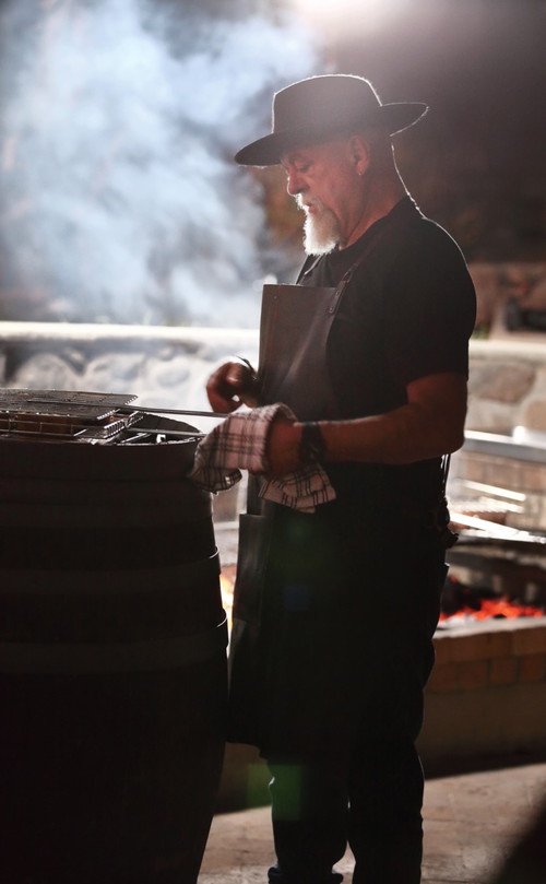 »Jeder Südafrikaner hält sich für den besten Braai-Meister«, sagt der berühmte TV-Koch und Braai-Experte Pete Goffe-Wood. Im Kreis: Braaibroodjies – geröstete Sandwiches mit Käse, Paradeisern und Zwiebeln.