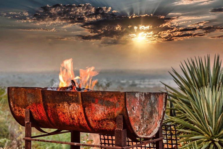 Die Feuertonne: Hier wird (fast) alles gegrillt Lammspieße, Rinderfilet, Huhn, Fisch. Erlaubt ist, was schmeckt. Streiten darf man über den Brennstoff.   Puristen schwören 
auf Holz, nicht Kohle.