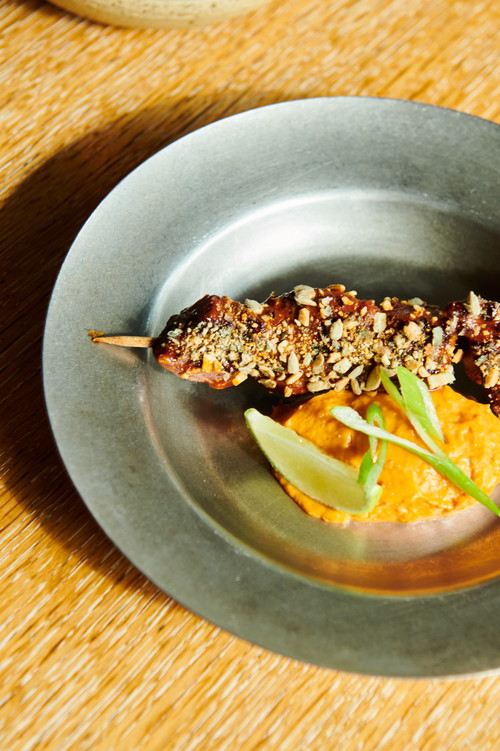 Har Bracha Satay Spiesse mit Sesam, Chili, Koriander, Kokosmilch und Tahini.