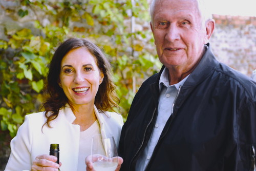 Hausherr Dr. Helmut Marko („Red Bull Racing“) und Sonja Grabner beim Probeschluck von Nummer 4 (»Herz«).