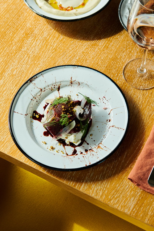 Im Salzbett gegarte Randen mit Labneh, Meerrettich, Randen-Reduktion, Dattelsirup und Balsamico.