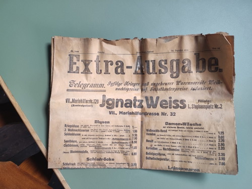 Hinter Brettern kam die alte Wandvertäfelung und andere Funde zum Vorschein