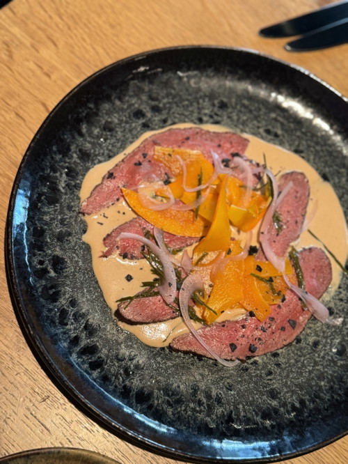 Hirsch Tonnato mit Kürbis und Kapernblatt von »Collina«.