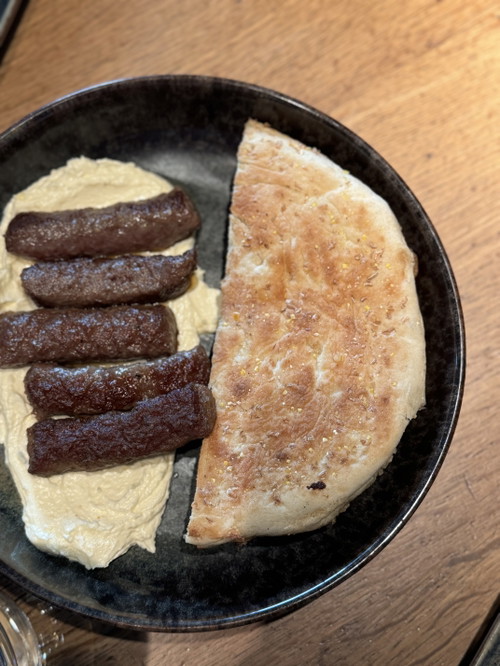 Cevapcici mit Kajmak und Fladenbrot von »Galaxie«.