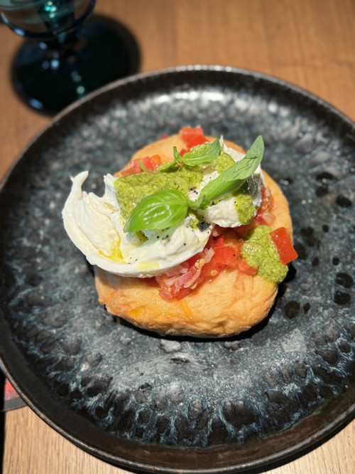 Langos mit Mozzarella und marinierten Tomaten von »Sperling«.