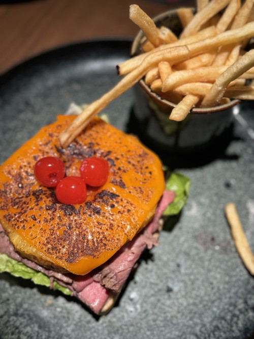 Toast Hawaii mit Roastbeef, Ananas, Käse, Kirsche und Pommes von »Pichlmaiers«.