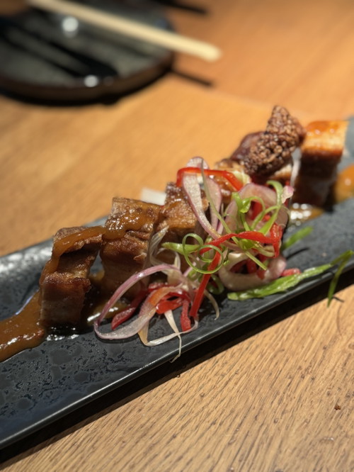 Porkbelly mit Spicy Mayo, Chili und Süßkartoffelpüree von »Dining Ruhm«.