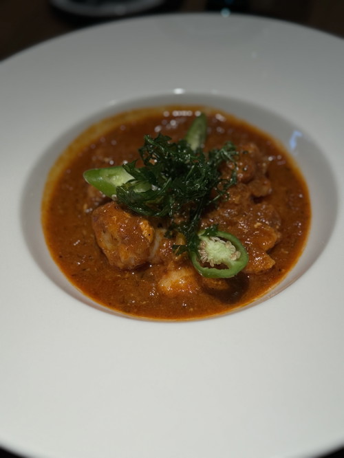 Fischeintopf mit Seeteufel, Garnele und Fladenbrot von »Umar«.