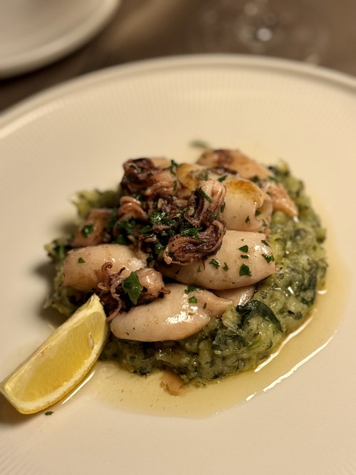 Gegrillte Calamari mit Mangold Püree, Olivenöl und Knoblauch.