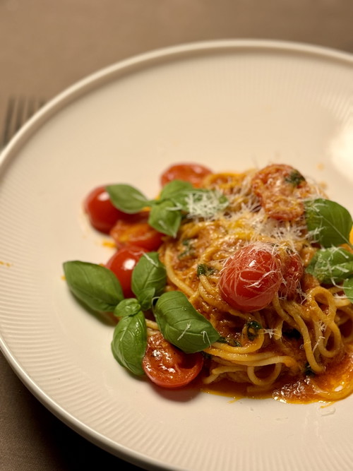 Klassische Spaghetti mit Tomaten und Basilikum.