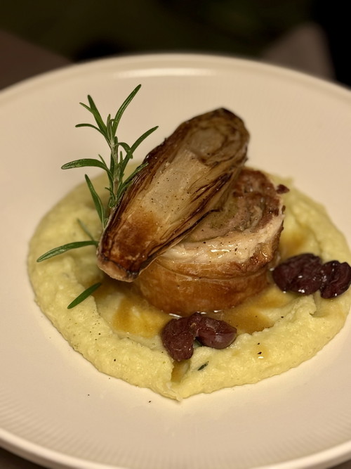 Ausgelöste Lammkrone mit Fenchelpüree, Oliven, getrocknete Tomaten, Salbei,
gegrillte Radicchio