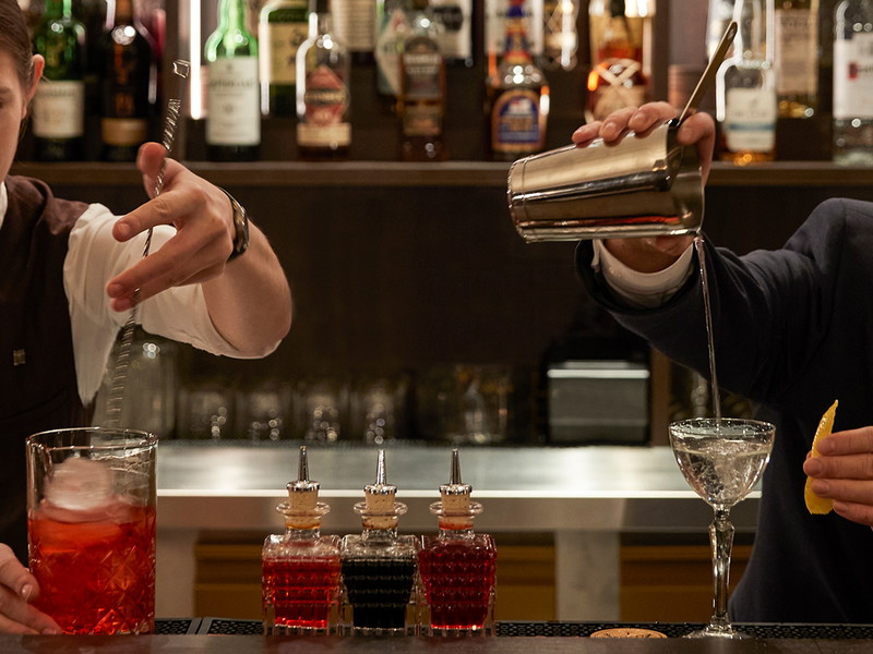 Thang Viet Trinh und sein Team haben der Bar im Dresdner Kempinksi Hotel einen neuen Anstrich verpasst.
