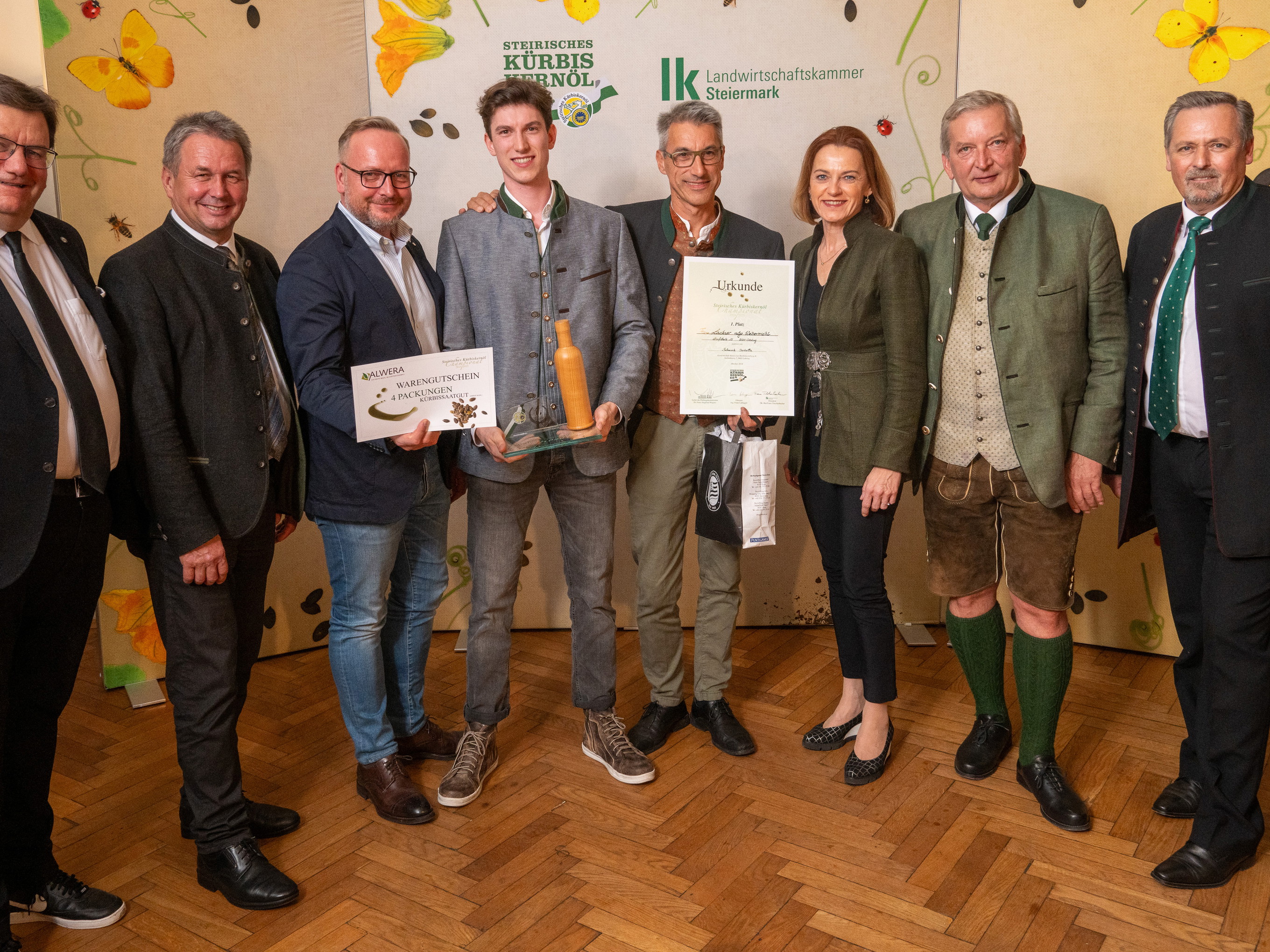 Die Kürbiskernöl-Champions Clemens (4.v.l.) mit Vater Wilfried (5.v.l.) Lackner mit ihren Gratulanten.