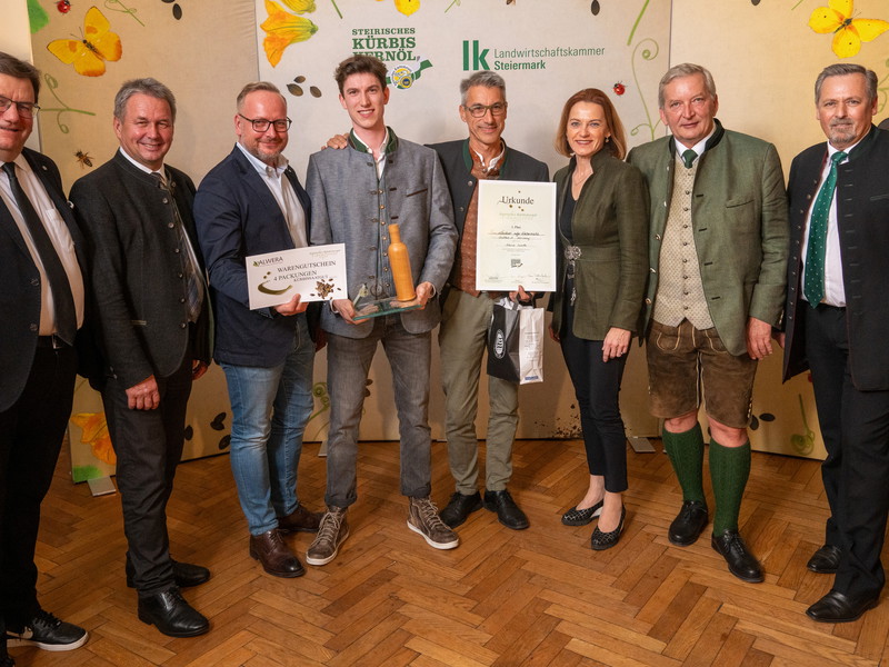 Die Kürbiskernöl-Champions Clemens (4.v.l.) mit Vater Wilfried (5.v.l.) Lackner mit ihren Gratulanten.