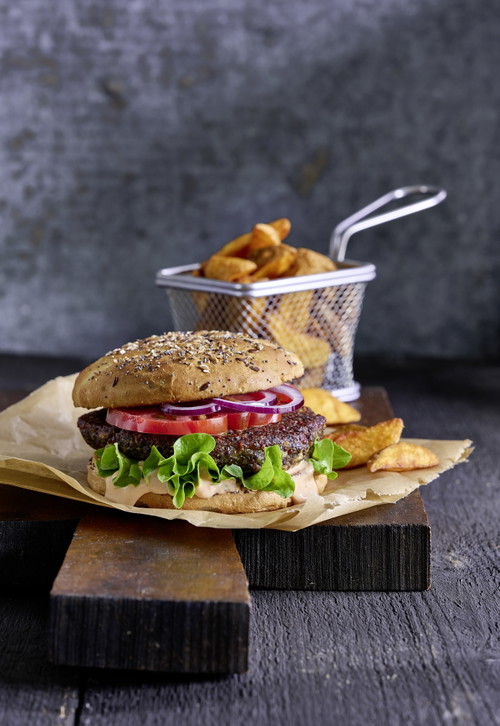 Ein Burger aus schwarzen Bohnen.