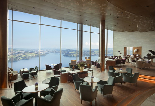 Die «Lakeview Cigar Lounge &amp; Bar» im Bürgenstock ist die Hotelbar des Jahres 2025. 