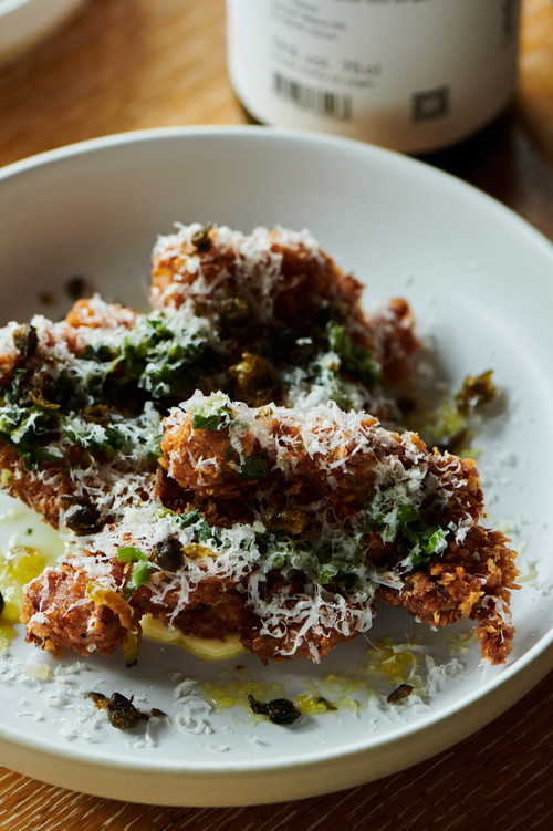 Das «NENI» Style Schnitzel mit Kapern, Aioli, Chimichurri und Parmesan.