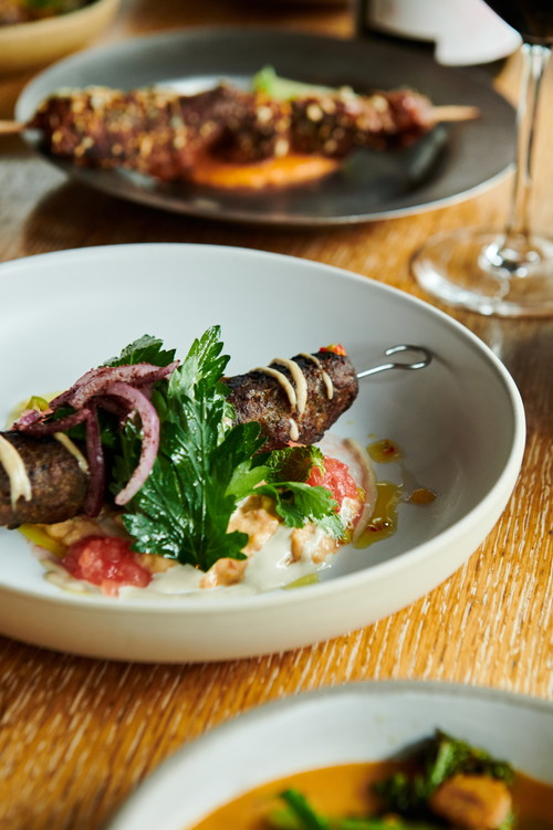 Der «NENI» Wagyu Kebab: Hausgemachtes Wagyu Rind- und Lammkebab mit Smokey Auberginen-Tomatensauce, Har Bracha Tahina, Chili, frischen Kräutern und Sumac Zwiebeln.