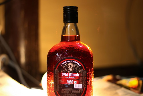 Klassiker, den auch Exil-Inder schätzen: »Old Monk« aus Uttar Pradesh.