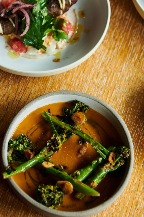 Roasted Broccoli mit Kimchi Beurre Blanc, Bottarga und Knoblauchchips. 