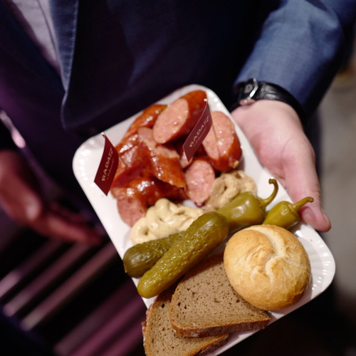 »Anser-Menü«: Käsekrainer-Serve á la Radatz.